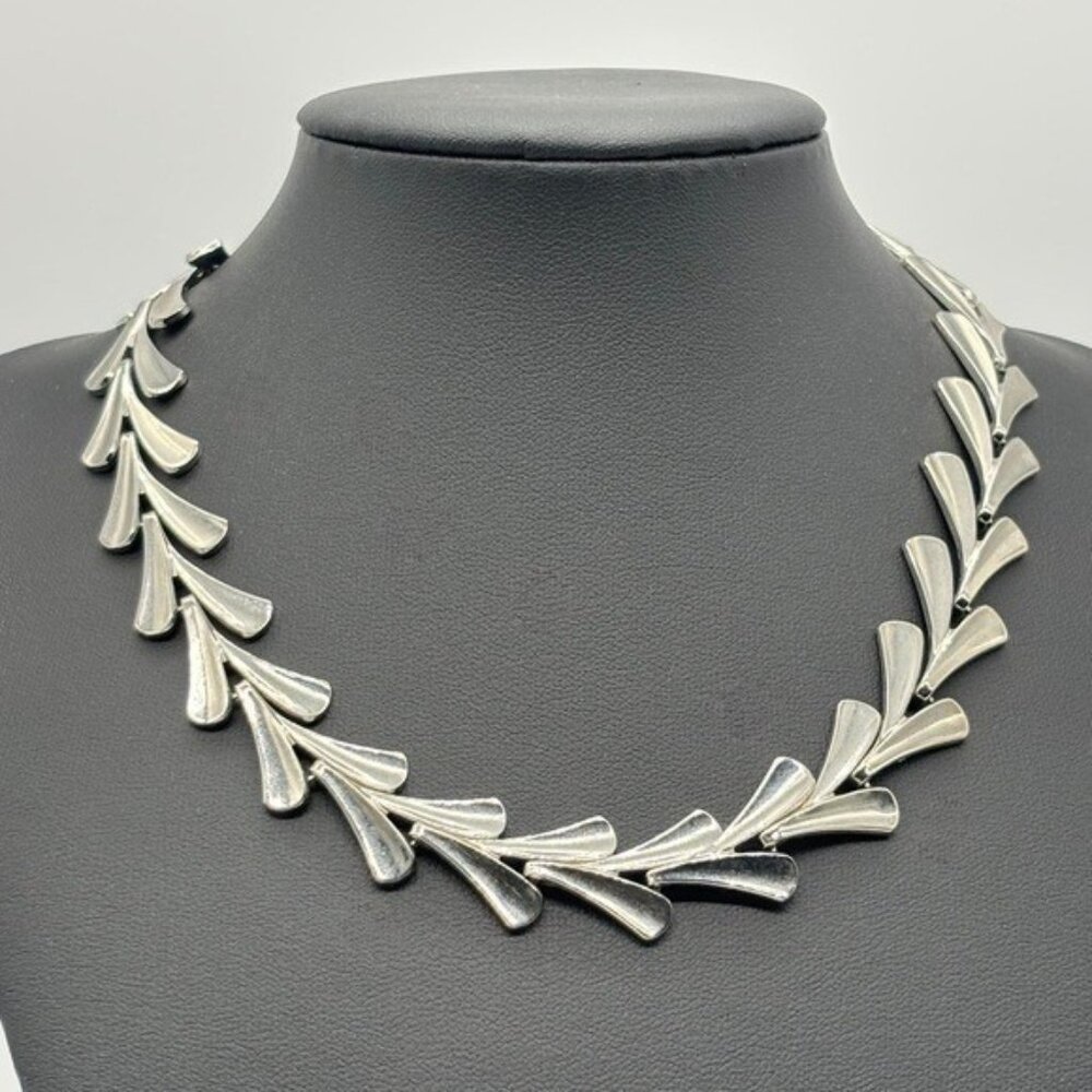 Vintage Stylized Leaf Necklace Collar Silver Tone Metal Fold Over Clasp Unmarked